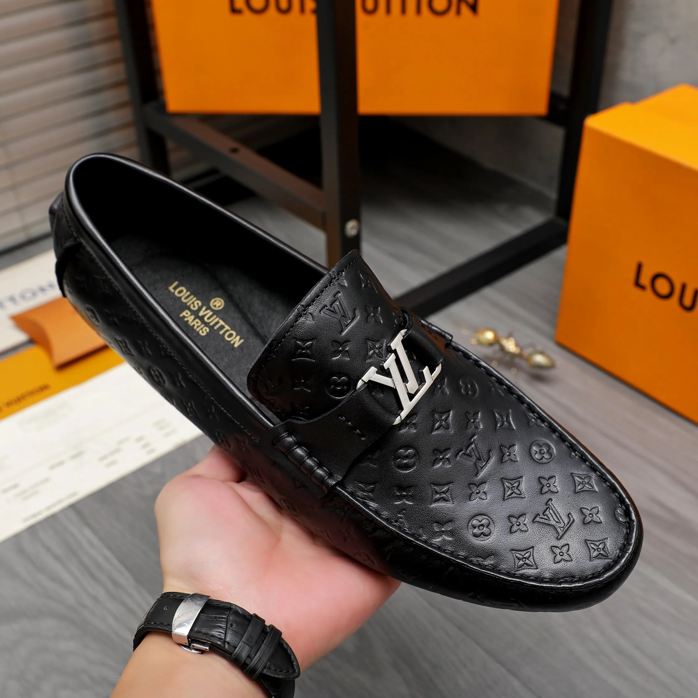 Men's shoes 💰400 Product trademark: LV "Louis Vuitton" casual slip-on shoes Regular size: 38-45 (45 is custom-made and non-returnable) Product materials: Selected cowhide embossed upper, pigskin lining, rubber outsole